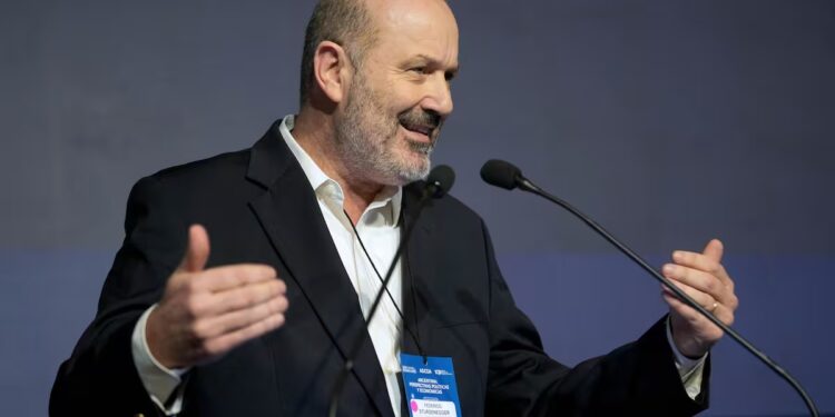 Federico Sturzenegger anunció que se habilitará el autodespacho de combustible en estaciones de servicio