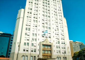 El ministerio de Salud anunció que no renovará 1400 contratos