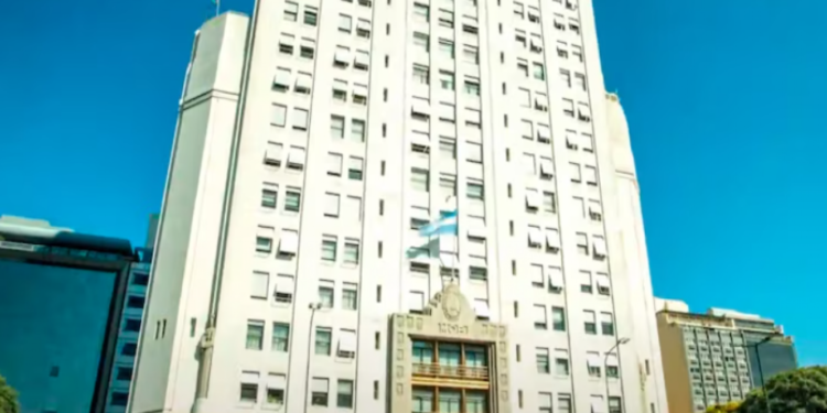 El ministerio de Salud anunció que no renovará 1400 contratos