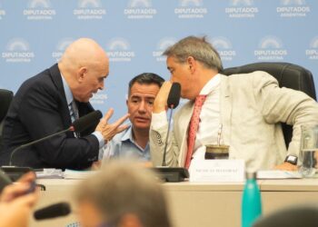 Con apoyo de gobernadores, el oficialismo consiguió el dictamen de suspensión de las PASO