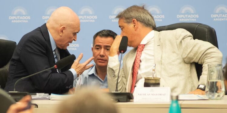 Con apoyo de gobernadores, el oficialismo consiguió el dictamen de suspensión de las PASO