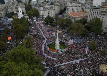 Multitudinaria marcha a Plaza de Mayo por el Día de la Memoria