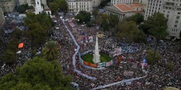 Multitudinaria marcha a Plaza de Mayo por el Día de la Memoria