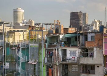 La pobreza bajó al 38,1% en el segundo semestre de 2024