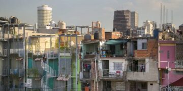 La pobreza bajó al 38,1% en el segundo semestre de 2024
