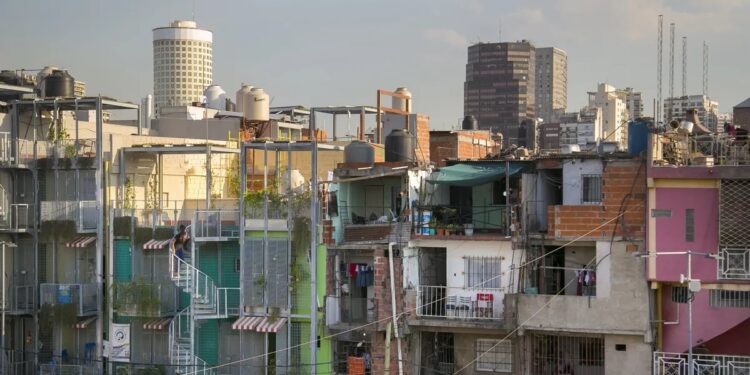 La pobreza bajó al 38,1% en el segundo semestre de 2024