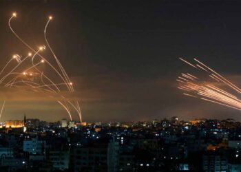 El líder supremo de Irán amenaza con “consecuencias irreparables” si Estados Unidos entra en su conflicto con Israel