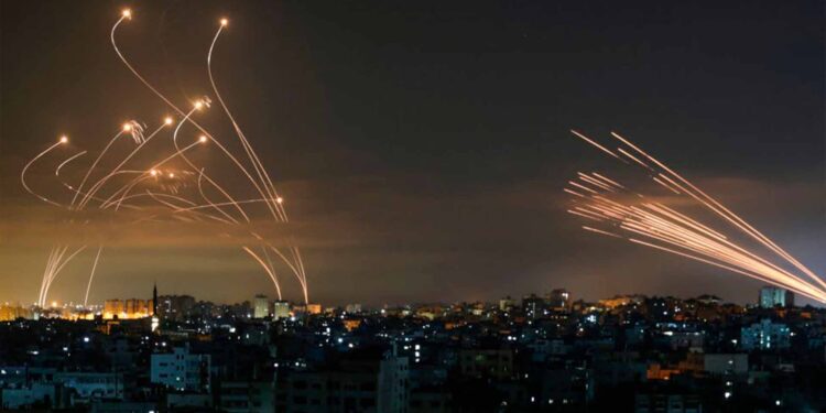 El líder supremo de Irán amenaza con “consecuencias irreparables” si Estados Unidos entra en su conflicto con Israel