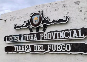 Tierra del Fuego: la Legislatura retoma hoy el debate sobre las salmoneras