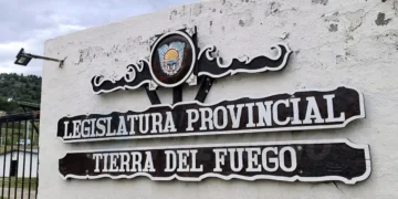Tierra del Fuego: la Legislatura retoma hoy el debate sobre las salmoneras