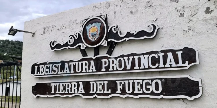 Tierra del Fuego: la Legislatura retoma hoy el debate sobre las salmoneras