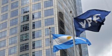Juicio por YPF: Argentina logró extender una semana más la entrega de acciones
