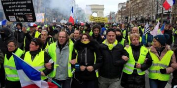 Movimiento 10 de Septiembre. Manifestaciones en varias ciudades importantes se dispersan bajo una lluvia de granadas lacrimógenas