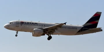 Autorizan una nueva ruta aérea entre Buenos Aires y Florianópolis para la aerolínea Latam Airlines Brasil