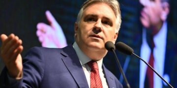 En entrevista en La Voz, Llaryora dijo que piensa ir por la reelección en 2027 y emitió fuertes críticas a la oposición