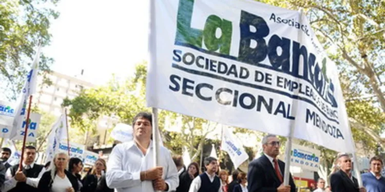 Bancarios anunciaron un paro en todo el país