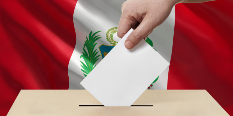 La empresa encargada de los comicios en Perú entregó a la Junta Nacional de Justicia chats con alto funcionario electoral por retrasos en la entrega de material electoral