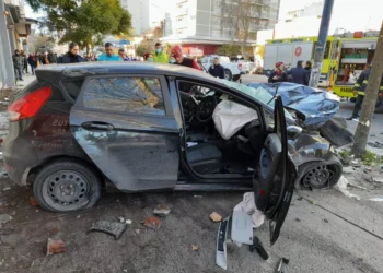 Accidente en Caballito: un auto colisiona y vuela lateralmente