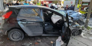 Accidente en Caballito: un auto colisiona y vuela lateralmente