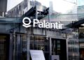 Palantir y el NHS británico: cuestionamientos por la adjudicación de contratos y la gestión de datos de pacientes