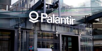 Palantir y el NHS británico: cuestionamientos por la adjudicación de contratos y la gestión de datos de pacientes