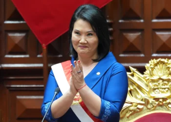 Keiko Fujimori asume la presidencia de Perú con énfasis en seguridad y desarrollo social