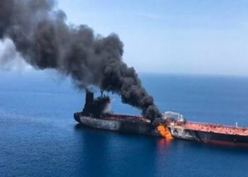 Petroleros griegos impactados por misiles en el estrecho de Ormuz