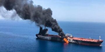 Petroleros griegos impactados por misiles en el estrecho de Ormuz