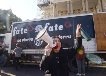 Trabajadores de Fate marchan por La Plata para reclamar una audiencia con Axel Kicillof