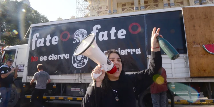 Trabajadores de Fate marchan por La Plata para reclamar una audiencia con Axel Kicillof