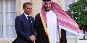 Macron y príncipe saudí anuncian megraproyecto de parques de atracciones en París