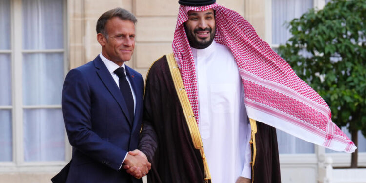Macron y príncipe saudí anuncian megraproyecto de parques de atracciones en París