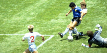 Pelota de la «Mano de Dios» de Maradona subastada por 2,5 millones de libras