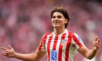 Julián Álvarez habló con el plantel del Atlético y se aleja de la posibilidad de ir al Barcelona