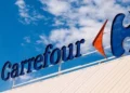 Las acciones de Carrefour caen más del 13% tras recortar sus previsiones por las protestas en Francia