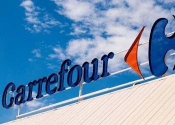 Las acciones de Carrefour caen más del 13% tras recortar sus previsiones por las protestas en Francia