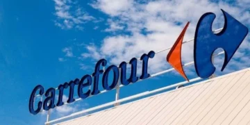 Las acciones de Carrefour caen más del 13% tras recortar sus previsiones por las protestas en Francia